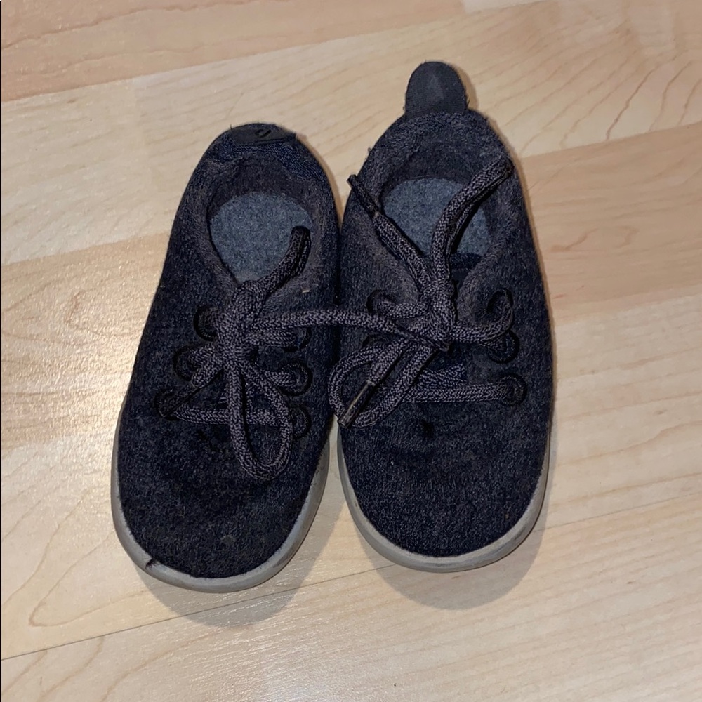 Small birds toddler black shoes - size 5